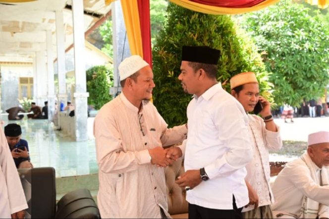 
					Kadisdik Dayah Kabupaten Aceh Besar Abu Bakar SAg menghadiri peringatan Maulid Nabi Besar Muhammad SAW di Dayah Babussa'adah, Gampong Gurah, Kecamatan Peukan Bada, Kabupaten Aceh Besar, Minggu (10/11/2024). FOTO/MC ACEH BESAR