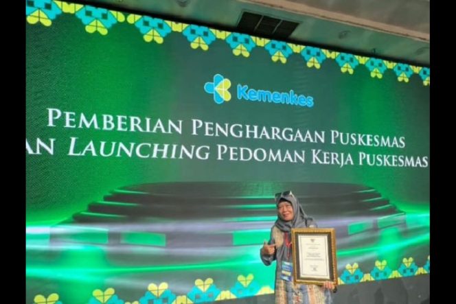 
					Kepala Puskesmas Darul Kamal Maya Sopa, STP terima penghargaan sebagai Puskesmas integritas layanan primer (ILP) terbaik dan launching Pedoman Kerja Puskesmas dengan tema Transformasi Puskesmas menuju Indonesia emas 2025, bertempat PKM Darul Kamal, Aceh Besar.