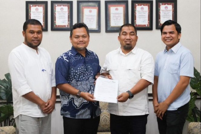 
					Foto bersama usai audiensi, di Gedung Dekranasda Aceh Besar, di Gani, Kecamatan Ingin Jaya, Kabupaten Aceh Besar, Jumat (15/11/2024). FOTO/ MC ACEH BESAR