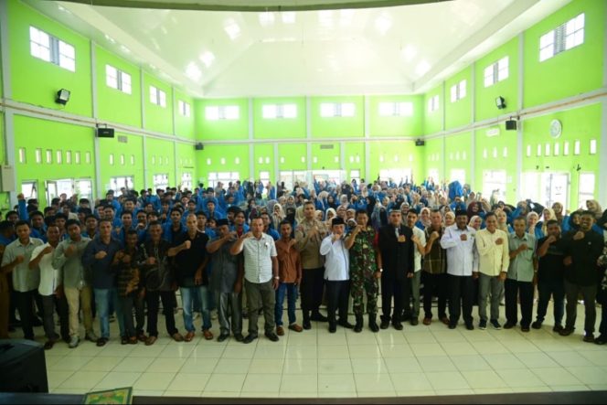 
					Camat Indrapuri Irda Junaidi foto bersama dengan mahasiswa Kuliah Pengabdian Masyarakat (KPM) Universitas UIN Ar-Raniry, di Aula Kantor Camat, Aceh Besar, Senin (25/11/2024). FOTO/MC ACEH BESAR