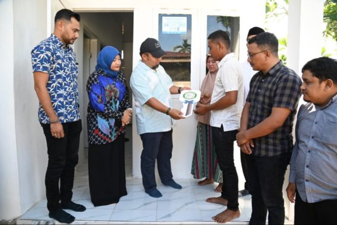 
					Pj Bupati Aceh Besar Muhammad Iswanto SSTP MM menyerahkan kunci rumah bantuan kerjasama dengan Islamic Relief di Gampong Cot Jambo, Kecamatan Blang Bintang, Aceh Besar, Minggu (03/11/2024). Foto: MC Aceh Besar