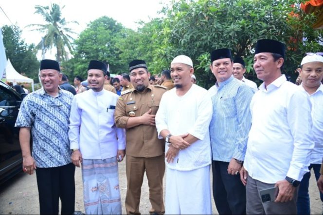 
					Pj Bupati Aceh Besar Muhammad Iswanto S.STP, MM menghadiri Maulid Nabi Muhammad SAW di Dayah Terpadu Babul Magfirah Cot Keueung, Kecamatan Kuta Baro, Aceh Besar, Senin (4/11/2024). FOTO/MC ACEH BESAR