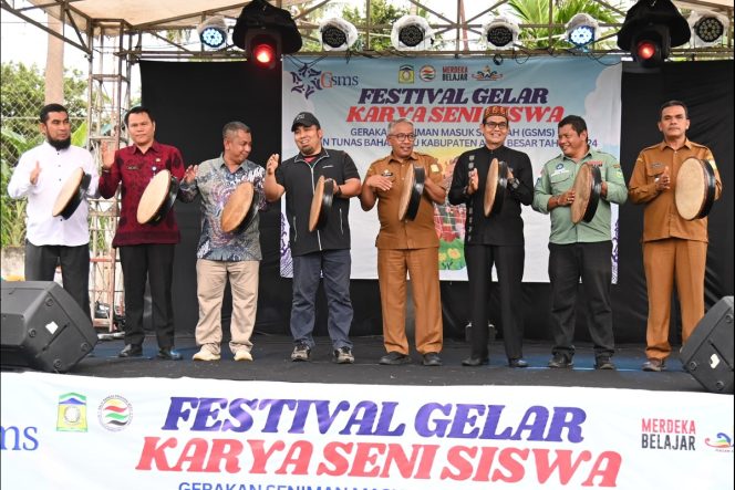 
					Pj Bupati Aceh Besar Muhammad Iswanto SSTP MM menabuh gendang rapai saat membuka Festival Gelar Karya Seni Siswa Gerakan Seniman Masuk Sekolah dan Festival Tunas Bahasa Ibu Kab Aceh Besar Tahun 2024 di Lapangan Bola Kaki Indra Alam, Kecamatan Indrapuri, Aceh Besar, Selasa (05/11/2024). FOTO/MC ACEH BESAR