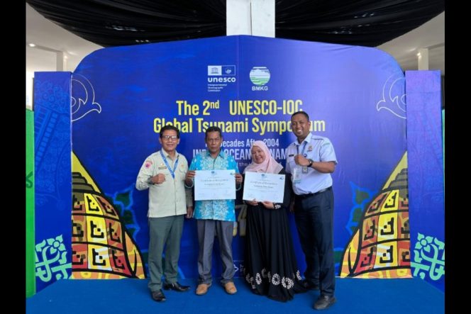 
					Kalaksa BPB Aceh Besar foto bersama Keuchik Gampong Mon Ikeun dan Lam Kruet Lhok Nga Aceh Besar, usai penyerahan sertifikat Tsunami Ready Community pada 2nd UNESCO IOC Global Peringatan 20 Tahun Tsunami Aceh 2024 di Balai Meuseuraya Aceh, Banda Aceh. Foto: Dok. Pemkab Aceh Besar