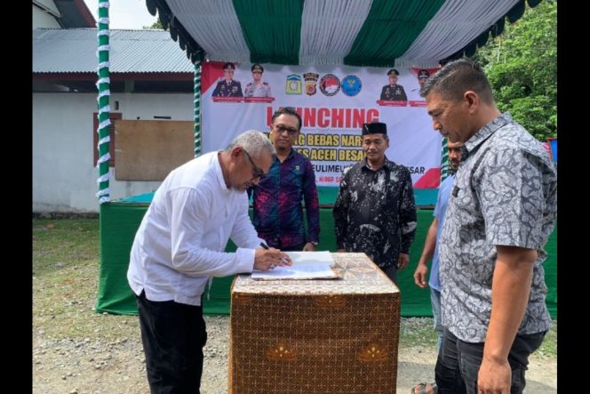 
					Kaban Kesbangpol Sofian SH menandatangani berita acara Gampong Lhieb sebagai KBN di halaman kantor Keuchik Lhieb, Seulimuem, Aceh Besar, Jum'at (15/11/2024) FOTO/MEDIA CENTER ACEH BESAR