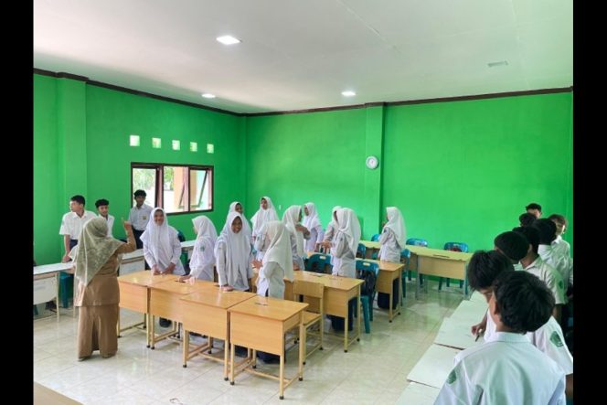 
					Para murid SMPN 1 Lhoknga antusias mengukuti proses belajar mengajar, di Lhoknga, Aceh Besar, Senin (18/11/2024). FOTO/ MC ACEH BESAR