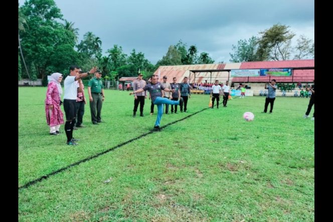 
					Kapolres Aceh Besar AKBP Sujoko.S.I.K.,M.H melakukan tendangan pertama Turnamen Gala Siswa Piala Pj Bupati Aceh Besar di Lapangan Indra Alam, Kecamatan Indrapuri, Kamis (21/11/2024). FOTO/ MC ACEH BESAR