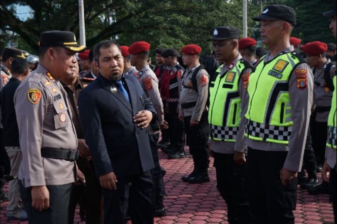 
					Pj Bupati Aceh Besar Muhammad Iswanto SSTP MM didampingi Kapolres Aceh Basar AKBP Sujoko S.I.K.M.H mengecek pasukan Pengamanan TPS di Mapolres Aceh Besar, Kota Jantho, Senin (25/11/2024). FOTO/MC ACEH BESAR