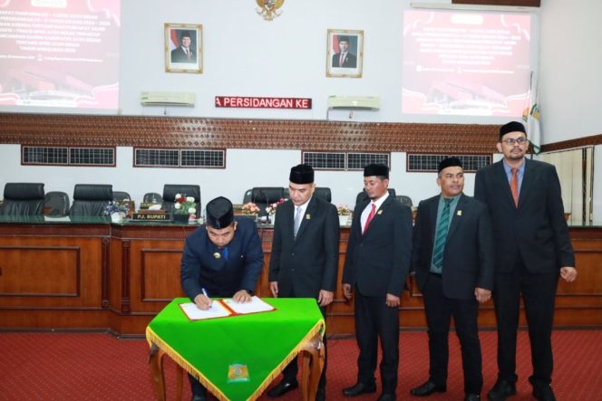 
					Pj Bupati Aceh Besar Muhammad Iswanto SSTP MM menandatangani APBK Tahun 2025 di ruang rapat Paripurna DPRK Aceh Besar di Kota Jantho, Senin (25/11/2024). FOTO/MC ACEH BESAR