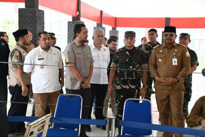 
					Pj Bupati Aceh Besar Muhammad Iswanto, S.STP MM bersama Pj Gubernur Aceh Pj Gubernur Aceh Dr.H. Safrizal ZA, M.Si bersama Forkopimda Aceh dan Aceh Besar memantau TPS di Lapas Kelas II A, Gampong Bineh Blang, Kecamatan Ingin Jaya, Aceh Besar, Rabu, 27 November 2024. Foto: Dok. Pemkab Aceh Besar