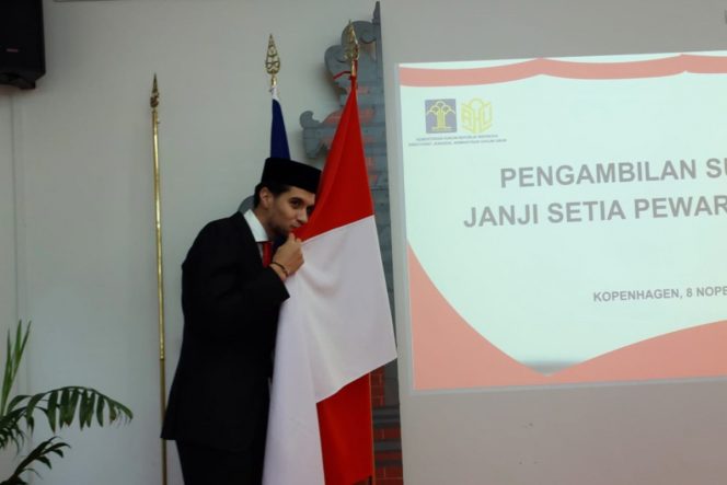 
					Kevin Diks yang baru menjalani proses naturalisasi pada Jumat (8/11/2024) lalu di Kedutaan Besar Republik Indonesia untuk Denmark. Foto: Dok PSSI