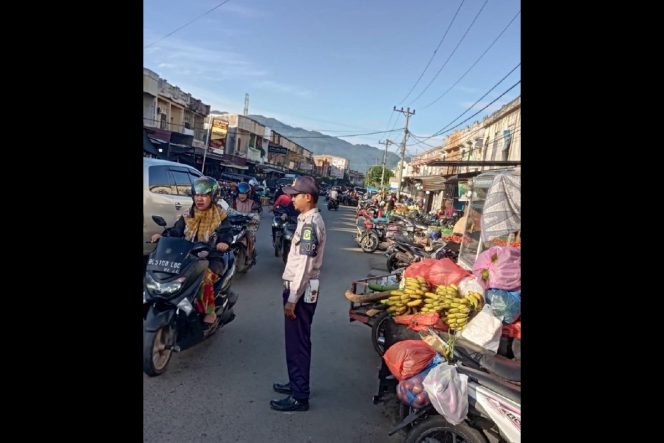 
					Personil Dishub Aceh Besar mengatur lalu lintas di Pasar Induk Lambaro, Kecamatan Ingin Jaya, Aceh Besar, Jum'at (8/11/2024). FOTO/ MC ACEH BESAR