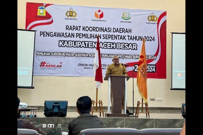 
					Kaban Kesbangpol) Sofian SH membuka Rakorda pengawasan pemilihan serentak tahun 2024 Kabupaten Aceh Besar pada pemilihan Gubernur dan Wakil Gubernur Aceh serta Bupati/Wakil Bupati Aceh Besar, di Orion Convention Hall, Senin (11/11/2024). FOTO/MC ACEH BESAR.