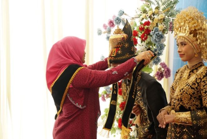 
					Bunda Literasi Aceh Besar Cut Rezky Handayani SIP MM menobatkan Raja dan Ratu Baca Aceh Besar tahun 2024, di halaman Dinas Perpustakaan dan Kearsipan Aceh Besar di Kota Jantho, Rabu (06/11/2024) FOTO/MC Aceh Besar