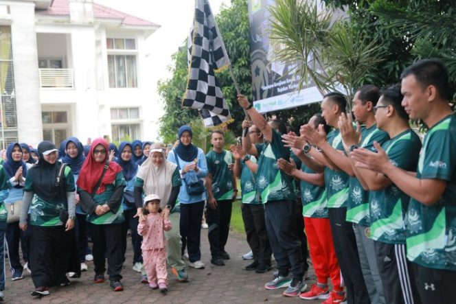 
					Pj Bupati Aceh Besar Muhammad Iswanto SSTP MM melepaskan peserta jalan santai di Dekranasda, Gampong Gani, Kecamatan Ingin Jaya, Sabtu (23/11/2024). FOTO/MC ACEH BESAR