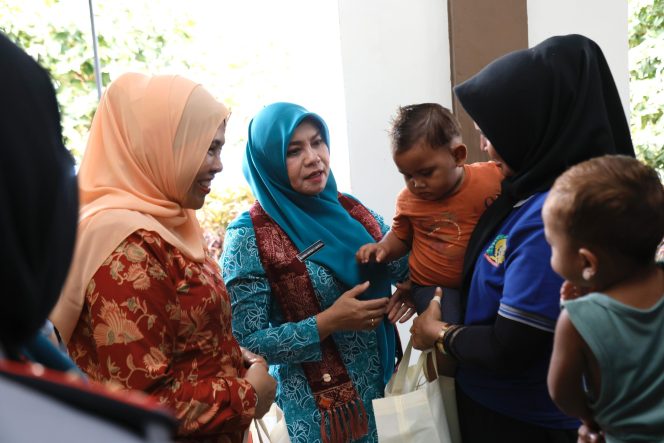 
					Pj ketua TP  PKKK Aceh Safriati berkunjung dalam rangka rangkaian kegiatan peringatan hari Ibu ke 96 tahun 2024 di Lapas perempuan kelas II B Sigli, Senin, 16 Desember 2024. Foto: Ist