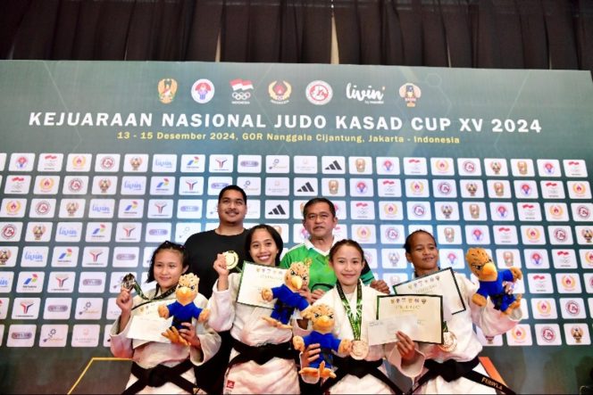 
					Menteri Pemuda dan Olahraga Republik Indonesia (Menpora RI), Dito Ariotedjo, secara resmi menutup Kejuaraan Nasional (Kejurnas) Judo Kasad Cup XV Tahun 2024 dalam sebuah upacara di GOR Nanggala, Cijantung, Jakarta, Minggu (15/12/2024).(foto:Andre/kemenpora.go.id)