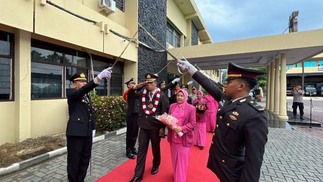 
					Kapolresta Banda Aceh, Kombes Pol Fahmi Irwan Ramli, memimpin upacara pelepasan purna bhakti bagi sejumlah personel yang telah memasuki masa pensiun. Foto: Dok, Polresta Banda Aceh