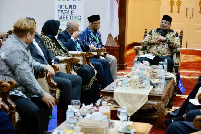 
					Pj  Gubernur Aceh, Dr. H. Safrizal ZA, M. Si memandu pertemuan diskusi tentang pembangunan Aceh pasca 20 tahun tsunami dengan berbagai tokoh internasional dan nasional dalam acara Aceh Internasional Forum, di Pendopo Gubernur Aceh, Senin, 23 Desember 2024. Foto: Ist