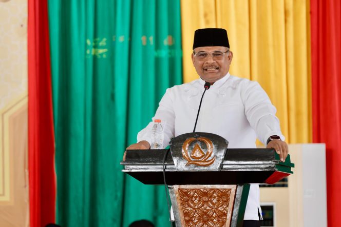 
					Pj Gubernur Aceh Safrizal bersama, Plt Sekda Aceh Muhammad Diwarsyah, Hadiri dan menyampaikan sambutan pada  Acara Maulid Akbar di Dayah Darul Quran Aceh, Minggu, 1 Desember 2024, Kuta Malaka, Aceh Besar. Foto: Ist