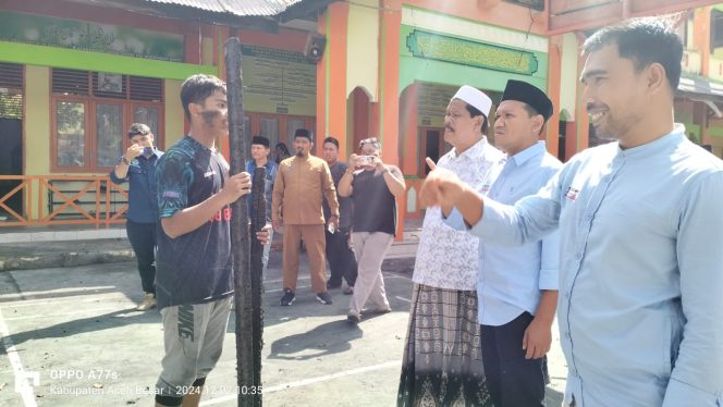 
					Cawagub Aceh Terpilih Priode 2025-2030 Fadhlullah, S.E  bersama rombongan menyambangi Popes Babun Magfirah, di Gampong Alue Cut, Kecamatan Kuta Baro, Kabupaten Aceh Besar, Senin, 2 Desember 2024. Foto: Ist