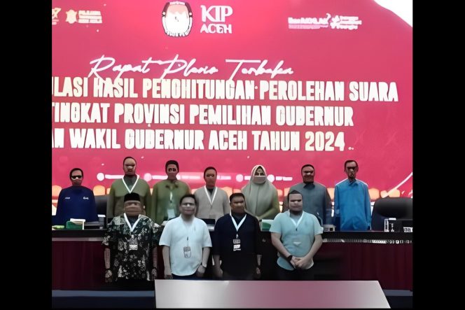 
					Rapat pleno rekapitulasi suara tingkat provinsi di ruang utama gedung DPR Aceh yang menetapkan Mualem-Dek Fadh sebagai Gubernur Aceh. Foto: Ist