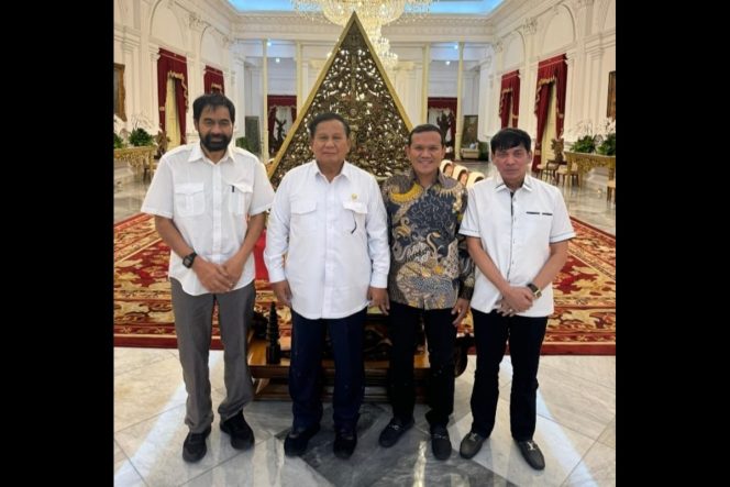 
					Mualem - Dek Fadh foto bersama dengan Presiden Prabowo saat pertemuan di istana negara. Foto: ist