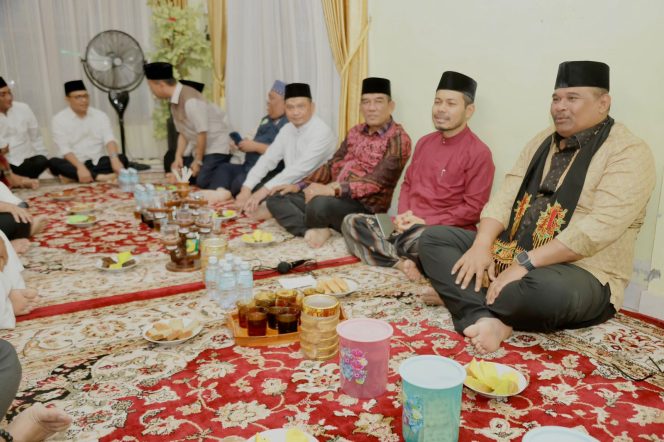 
					Pj Gubernur Aceh Safrizal dan Pj Sekda Aceh Muhammad Diwarsyah beserta SKPA hadiri  Takziah di kediaman Alm Tgk H. Muhammad Ismy ( Abu Madinah), di Dayah Babul Maghfirah Gampong Cot Keueng Kutabaro Aceh Besar, Selasa malam, 17 Desember 2024. Foto: Ist