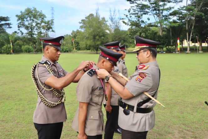 
					Kapolda Aceh, Achmad Kartiko, saat membacakan amanat Kalemdiklat Polri, dalam upacara penutupan pendidikan pembentukan bintara polri gelombang dua di SPN Seulawah, Kabupaten Aceh Besar, Rabu, 18 Desember 2024. Foto: Dok. Polda Aceh