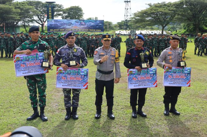 
					Wakapolda Aceh Brigjen Misbahul Munauwar menghadiri upacara Hari Juang Ke-76 Infanteri tahun 2024 yang berlangsung di Lapangan Rindam Iskandar Muda (IM), Mata Ie, Kecamatan Darul Imarah, Kabupaten Aceh Besar, pada Kamis, 19 Desember 2024.. Foto: Dok. Polda Aceh