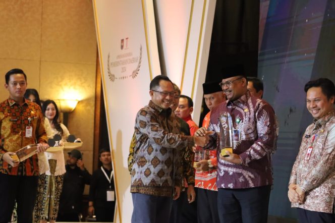 
					Pj Gubernur Aceh, Dr. H. Safrizal ZA, M.Si, saat menerima penghargaan Apresiasi Kinerja Pemerintahan Daerah Tahun 2024, di JW Marriot Hotel (Dua Mutiara Ballroom), Kuningan, Jakarta Selatan, Kamis, 12 Desember 2024. Foto: Ist