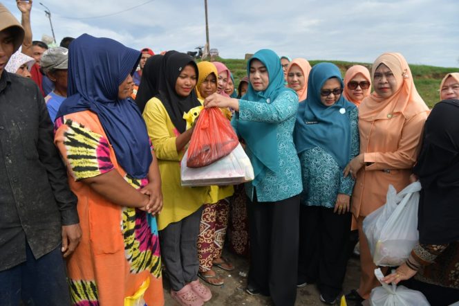 
					Pj. Ketua TP-PKK Aceh, Hj. Safriati, S. Si. M. Si Bersama Ketua DWP Aceh, Sukmawati dan Pj. Ketua TP-PKK Banda Aceh, menyerahkan Sembako kepada para pemulung di Tempat Pembuangan Akhir (TPA) Gampong Jawa, dalam rangka peringatan hari ibu ke 96 tahun 2024, Kamis, 5 Desember 2024. Foto: Ist