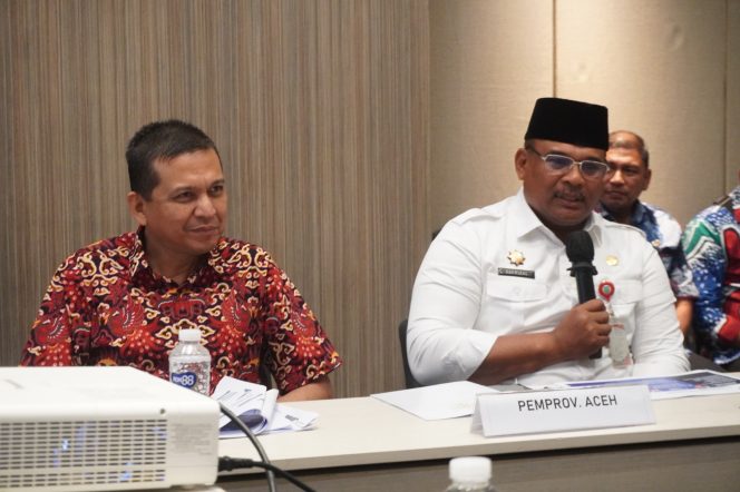 
					Pj Gubernur Safrizal ZA, didampingi oleh Kepala Dinas Komunikasi, Informatika, dan Persandian Aceh, memaparkan strategi Pemerintah Aceh dalam Keterbukaan Informasi Publik di hadapan Tim Penilai Komisi Informasi Pusat pada Rabu (13/11/2024) di Jakarta.