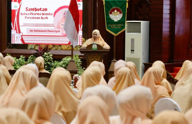 
					Ketua DWP Aceh Sukmawati Menghadiri dan membuka Rapat Kerja Dharma Wanita Persatuan Se -Aceh di anjong mon mata, Senin, 9 Desember 2024. Foto: Ist