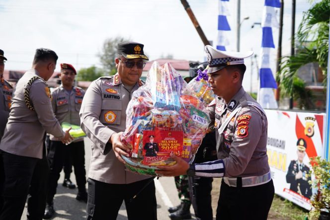 
					Selain mengecek kesiapan pos, Kapolda Aceh juga menyerahkan bingkisan dan memberikan motivasi kepada personel yang bertugas melayani masyarakat di pos pelayanan Ops Lilin Seulawah 2024 di Terminal Tipe B Kota Sigli. Foto: Dok. Polda Aceh