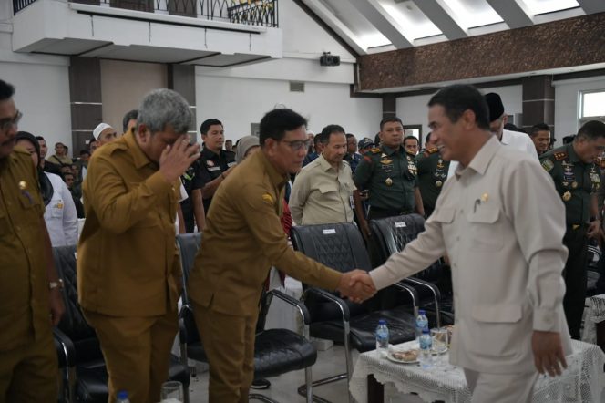 
					Plt Sekretaris Daerah Aceh, Muhammad Diwarsyah mendampingi Menteri Pertanian RI, Andi Amran Sulaiman, dalam rapat koordinasi brigade pangan, di Aula Kantor Bupati Aceh Utara, Selasa, (10/12/2024). Foto: Ist