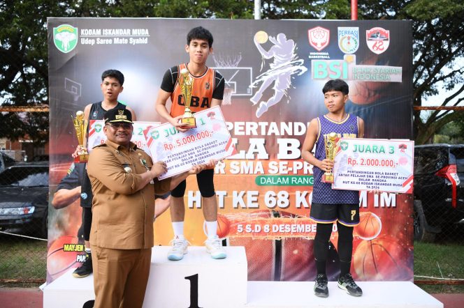 
					Penjabat (Pj) Gubernur Aceh, Dr. H. Safrizal ZA, M.Si., bersama Panglima Komando Daerah Militer Iskandar Muda (Pangdam IM), Mayor Jenderal TNI Niko Fahrizal, M.Tr.(Han), menyerahkan piala kepada sekolah-sekolah yang berhasil menjadi juara pada pertandingan bola basket antar pelajar SMA se-Provinsi Aceh. Acara berlangsung di Lapangan Basket Blang Padang, Banda Aceh, Senin, 9 Desember 2024. Foto: Ist