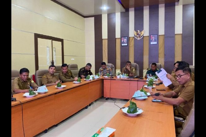 
					Pj Bupati Aceh Besar Muhammad Iswanto SSTP MM yang diwakili Sekda Aceh Besar Drs Sulaimi MSi bersama unsur Forkopimda dan Kepala OPD mengikuti zoom Pengendalian Inflasi Daerah di Aula Lantai 3 Kantor Bupati Aceh Besar di Kota Jantho, Senin, 16 Desember 2024. Foto: Dok. Pemkab Aceh Besar