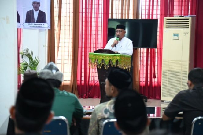 
					Asisten I Sekdakab Aceh Besar Farhan AP menyampaikan sambutan sekaligus membuka Sosialisasi Fatwa dan Hukum Islam Tahin 2024 di Gedung Dekranasda, Gampong Gani, Kecamatan Ingon Jaya, Aceh.Besar, Rabu (18/13/2024). FOTO/MC ACEH BESAR