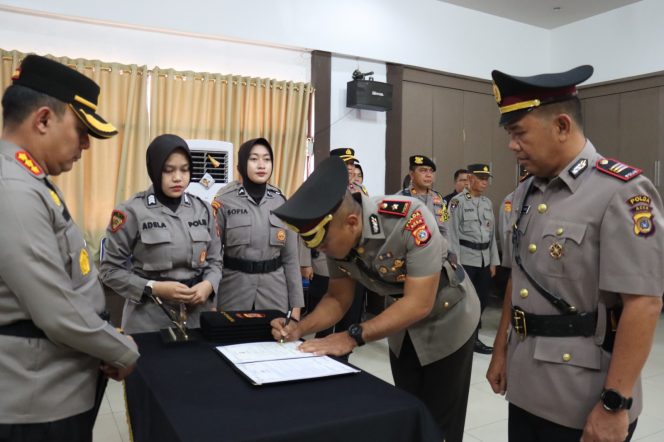 
					Kapolresta Banda Aceh Kombes Pol Fahmi Irwan Ramli memimpin upacara serah terima jabatan (Setijab) tiga pejabat utama di Aula Machdum Sakti, Senin (9/12/2024). Foto: Dok. Polresta Banda Aceh