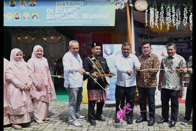 
					Sekdakab Aceh Besar, Drs Sulaimi M.Si, Kadisdikbud Aceh Besar, Bahrul Jamil, S.Sos.M.Si memotong pita tanda dibukanya Festival Panen Hasil Belajar Prog Pendidikan Guru Penggerak Angkatan 11 di Aula SMA Modal Bangsa, Kecamatan Blang Bintang, Aceh Besar, Minggu (08/12/2024). FOTO/MC ACEH BESAR