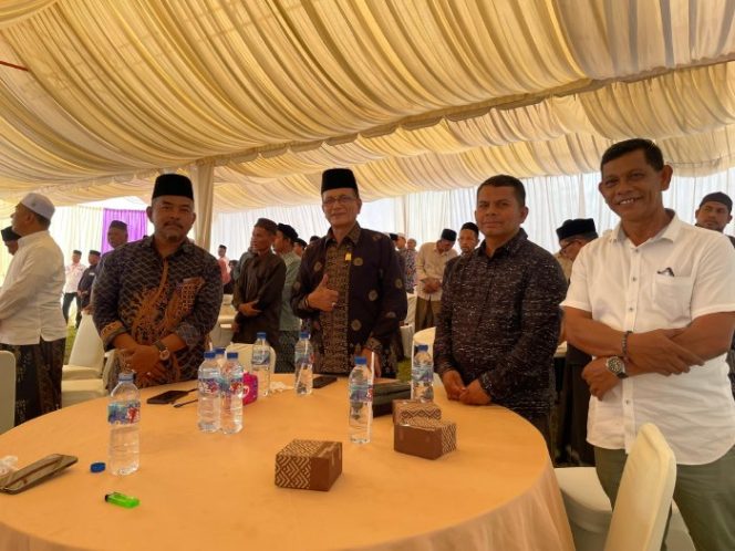 
					Asisten II Sekda Aceh Besar M Ali SSos MSi (kiri), menghadiri acara syukuran pasangan bupati terpilih untuk Aceh Besar periode 2025-2030, Muharram Idris (Syeh Muharram) dan Syukri A Jalil, di Lapangan Sepakbola Armada, Kecamatan Peukan Bada, Kabupaten Aceh Besar. Foto: Dok. Pemkab Aceh Besar