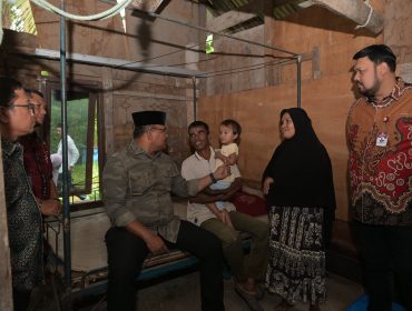 Pj. Gubernur Aceh, Dr. Safrizal, ZA, M.Si didampingi Plt Kadis Perkim Aceh T. Aznal Zahri memverifikasi langsung penerima rumah layak huni di desa Gue Kuta Baro Aceh Besar, Kamis, 23 Januari 2025.