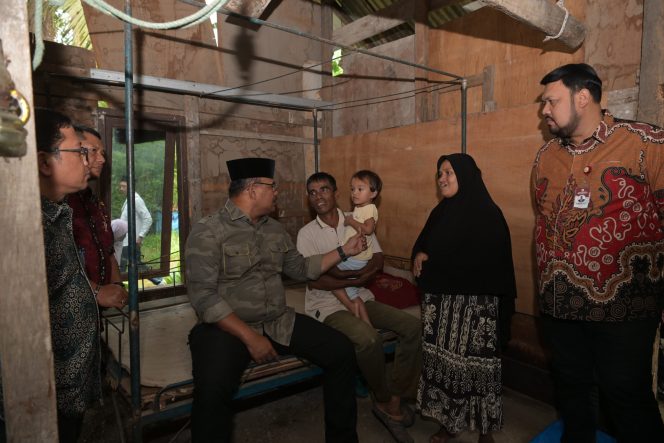 
					Pj. Gubernur Aceh, Dr. Safrizal, ZA, M.Si didampingi Plt Kadis Perkim Aceh T. Aznal Zahri memverifikasi langsung penerima rumah layak huni di desa Gue Kuta Baro Aceh Besar, Kamis, 23 Januari 2025.