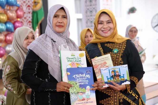 
					Bunda Paud Aceh, Hj. Safriati, S.Si, M.Si, membaca cerita sekaligus menyerahkan buku Kepada Kepala Sekolah, dalam acara Open House Panggong Anuek Miet, di Pendopo Walikota Banda Aceh, Jumat, 24 Januari 2025.