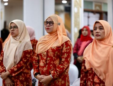 Ketua DWP Aceh Dra. Sukmawati, dalam 
Pertemuan Bulanan Dharma Wanita Persatuan Sekretariat Daerah Aceh, di Ruang Potda Kantor Gubernur, Kamis, 23 Januari 2025.