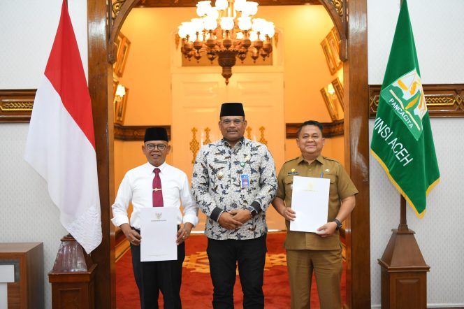 
					Pj Gubernur Aceh, Dr. H. Safrizal ZA, M.Si, secara resmi menyerahkan Surat Keputusan (SK) perpanjangan masa jabatan Penjabat Bupati Aceh Tamiang, Drs. Asra, dan Penjabat Bupati Aceh Jaya, Dr. A. Murtala, M.Si, pada Selasa, 31 Desember 2024. Foto: Ist