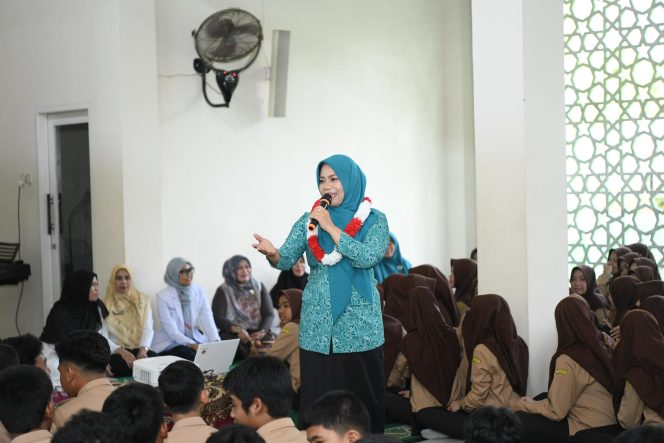 
					Penjabat Ketua Tim Penggerak PKK Aceh, Hj. Safriati, S.Si, M.Si, menggelar sosialisasi pencegahan Seks bebas dan kenakalan bagi remaja di Sekolah SMA 1 Banda Aceh, Rabu, 22 Januari 2025.