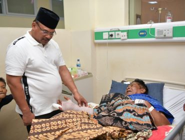 Pj. Gubernur Aceh, Dr. Safrizal, ZA. M. Si didampingi Kepala Biro Umum Setda Aceh, T. Adi Darma membezuk salah satu wartawan Media NAD Muslem Ulka  di Ruang Raudhah 7  RSUDZA, Sabtu, 25 Januari 2025.