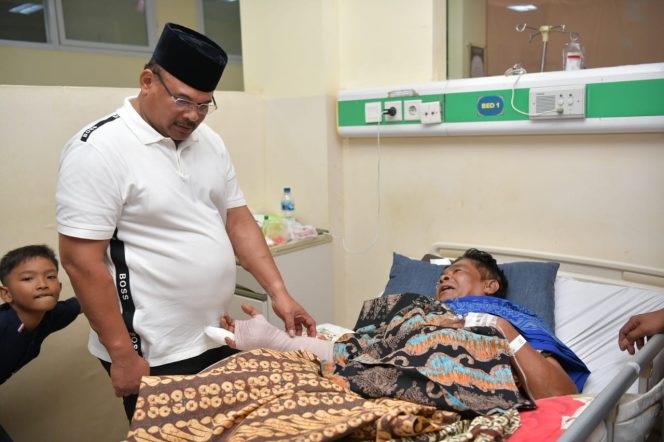 
					Pj. Gubernur Aceh, Dr. Safrizal, ZA. M. Si didampingi Kepala Biro Umum Setda Aceh, T. Adi Darma membezuk salah satu wartawan Media NAD Muslem Ulka  di Ruang Raudhah 7  RSUDZA, Sabtu, 25 Januari 2025.